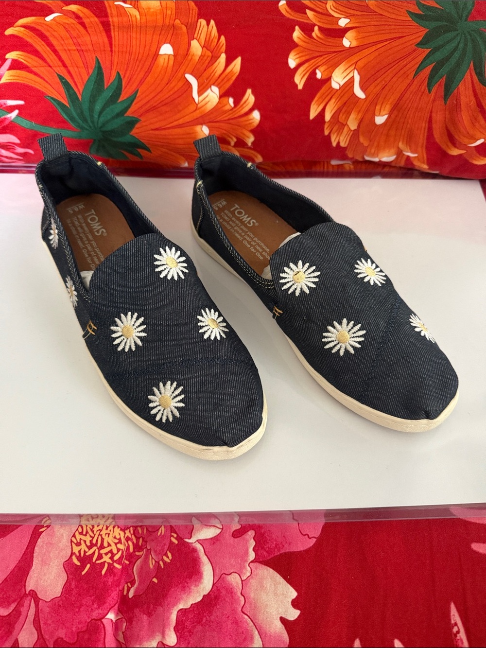 Tom’s Embroidered Daisy Shoes US women’s 6.5